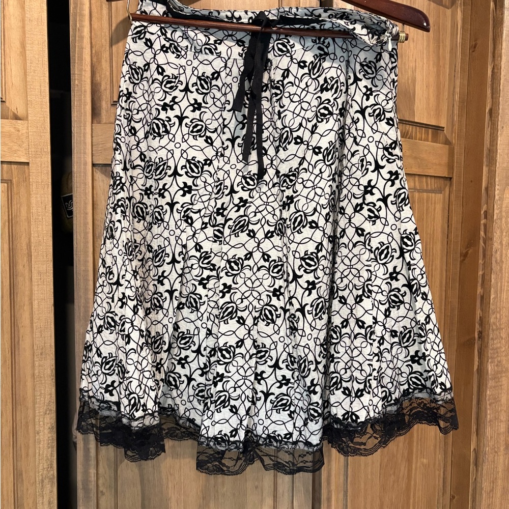 Papillon Blanc Black and White Floral A-Line Skirt